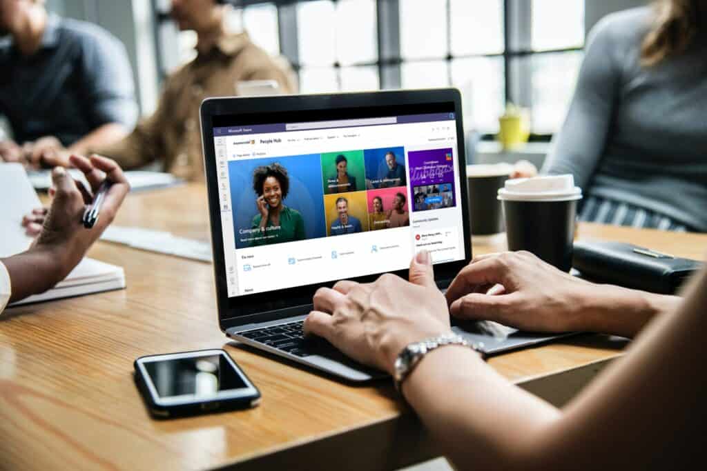 ANYWHERE365 hr intranet via sharepoint voorbeeld op laptop