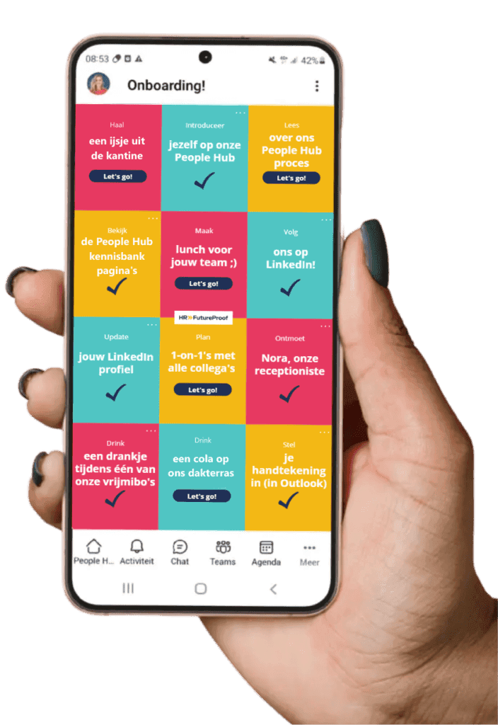 Smartphone met HR Future Proof onboarding app en LinkedIn profiel overzicht.